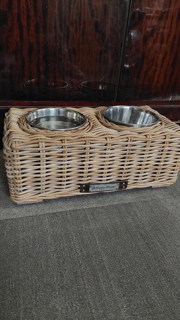 Voederbak riet verhoogd hond of kat beschikbaar voor biedingen