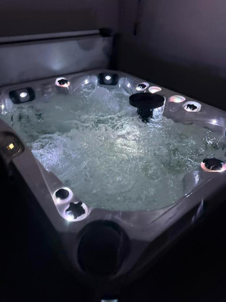 Jacuzzi | Spa Happy | 4 Personen | Garantie |, Tuin en Terras, Zwembad-toebehoren, Zo goed als nieuw, Overige typen, Ophalen of Verzenden