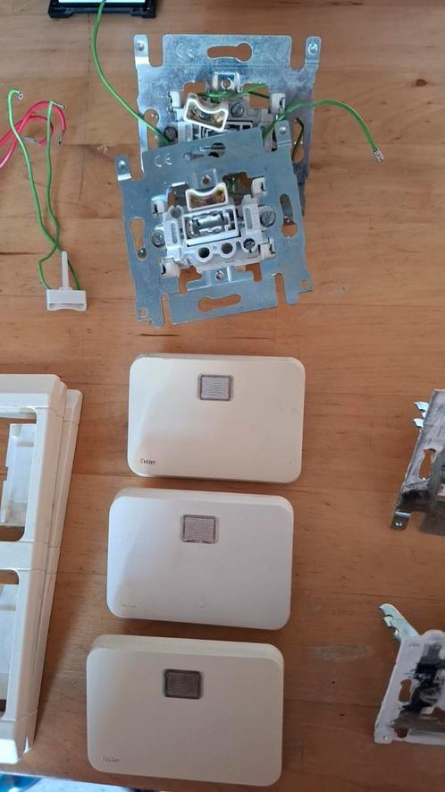 Drukknop wisselschakelaar met lichtje., Doe-het-zelf en Bouw, Elektriciteit en Kabels, Zo goed als nieuw, Stopcontact, Ophalen