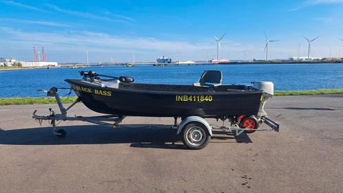 Visboot met trailer en motoren, Sports nautiques & Bateaux, Bateaux de pêche & à console, Utilisé, jusqu'à 10 ch, 3 à 6 mètres