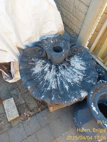 Tuinfontein beton op voet met grote schelp en kinderfiguur, Tuin en Terras, Ophalen, Gebruikt, Beton, Fontein