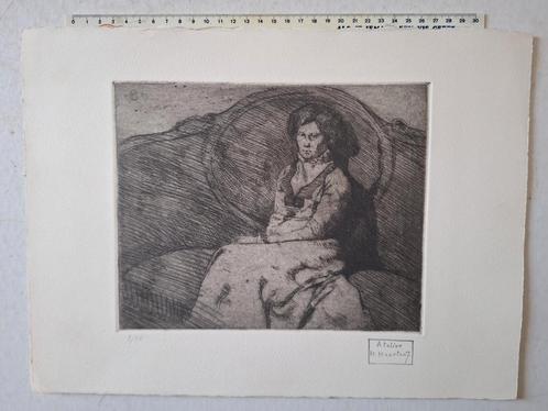 Ets Medard Maertens Dromerige vrouw zittend op sofa, Antiek en Kunst, Kunst | Etsen en Gravures, Ophalen of Verzenden