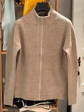 Mooie beige gilet van Apanage (B/Fr 38). beschikbaar voor biedingen