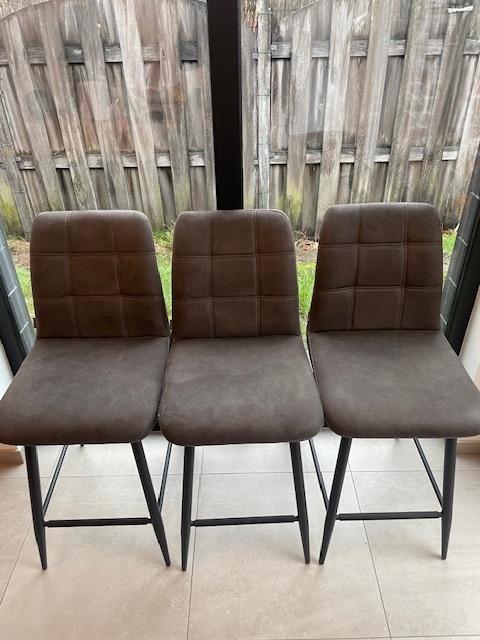 Set van 3 stijlvolle bruine eetkamerstoelen, Huis en Inrichting, Barkrukken, Zo goed als nieuw, 60 tot 90 cm, Kunststof, Metaal