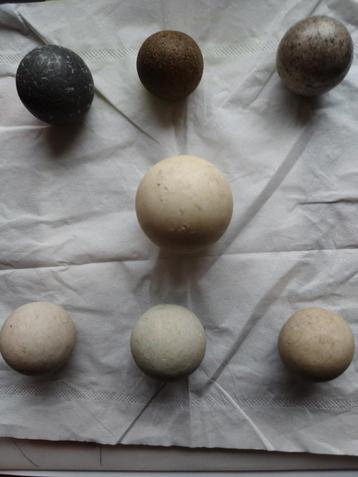 stenen ballen met verschillende diameters. beschikbaar voor biedingen