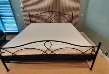 lit en fer forgé avec matelas et sommier à lattes, Enlèvement, Utilisé