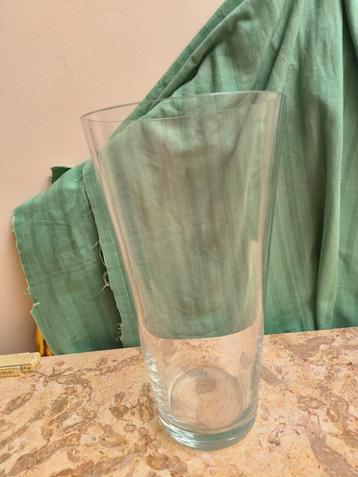 Grote glazen vaas (35cm hoog) beschikbaar voor biedingen