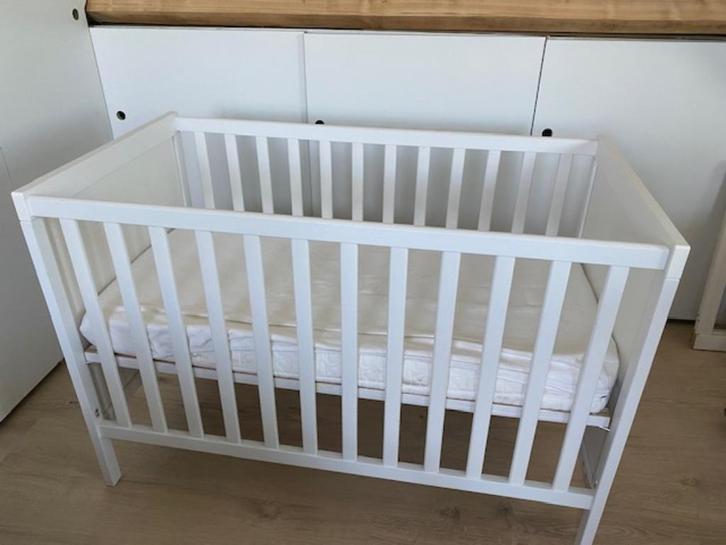 Babybedje Ikea Sundvik, Kinderen en Baby's, Babywiegjes en Ledikanten, Zo goed als nieuw, Ledikant, Ophalen
