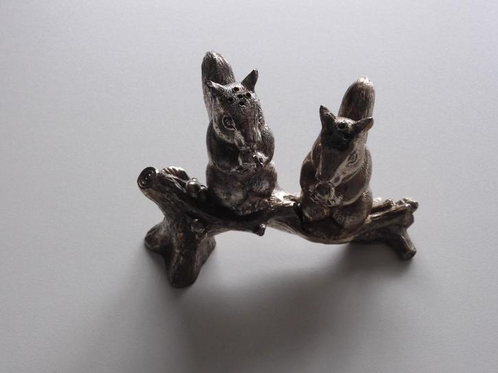 Verzilverd peper- en zoutstel: eekhoorntjes op boomstam, Antiek en Kunst, Antiek | Zilver en Goud, Ophalen