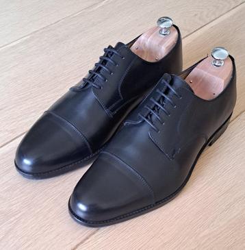 Nieuwe leren schoenen beschikbaar voor biedingen