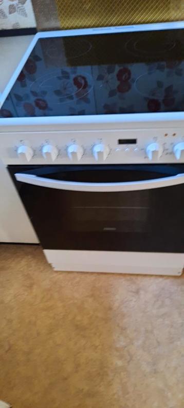 Elektrisch fornuis geen inbouw kleur wit 2 snelkook zones, Elektronische apparatuur, Fornuizen, Ophalen, Gebruikt, 4 kookzones