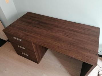 Donkerbruine bureau 136x66x72cm   beschikbaar voor biedingen