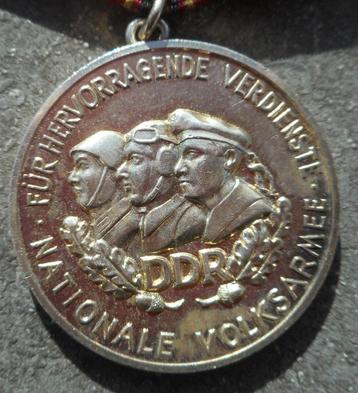 DDR (ALLEMAGNE DE L'EST) FORCES ARMEES - MEDAILLE DU MERITE beschikbaar voor biedingen