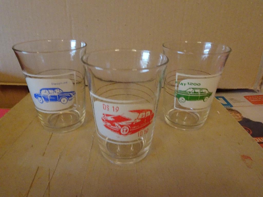 3 Verres automobiles - Fiat 1200 / Dauphine / Citroën DS 19, Collections, Verres & Petits Verres, Enlèvement ou Envoi, Comme neuf