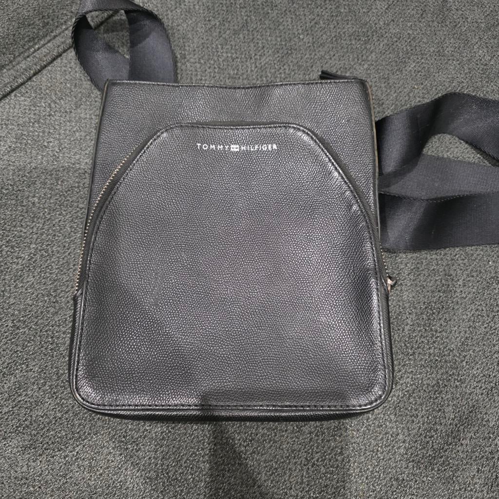 Tommy Hilfiger Zijtas – Marineblauw, Bijoux, Sacs & Beauté, Sacs | Sacs à bandoulière, Autres marques, Cuir, Enlèvement ou Envoi