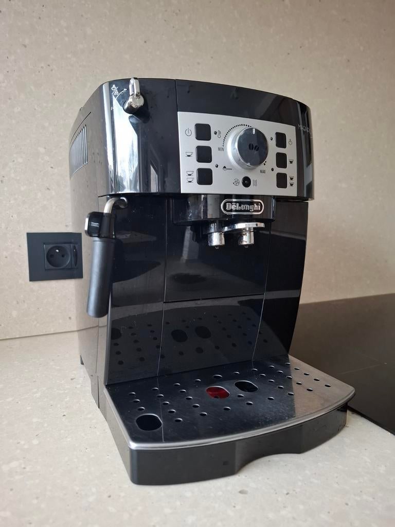 Machine à café Delonghi Magnifica S, Electroménager, Cafetières, Café en grains, Utilisé, Tuyau à Vapeur, Enlèvement