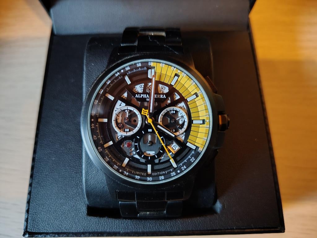 Montre ALPHA SIERRA, modèle Titan (Edition limitée), Montre-bracelet, Enlèvement ou Envoi, Acier, Acier