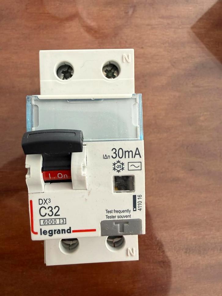 disjoncteur différentiel Legrand DX³ C32., Bricolage & Construction, Électricité & Câbles, Neuf, Enlèvement