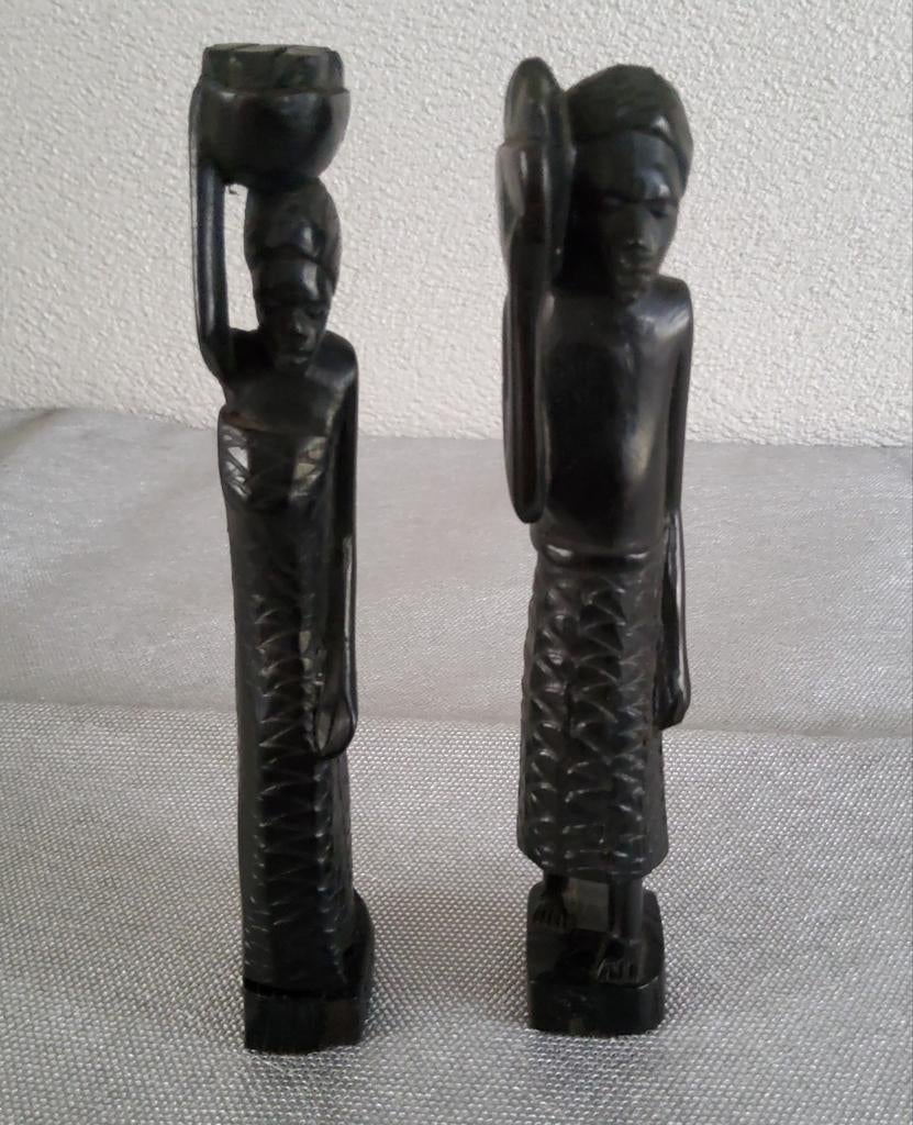 Deux petites figurines africaines en bois. Hauteur : 15 cm, Enlèvement, Afrique