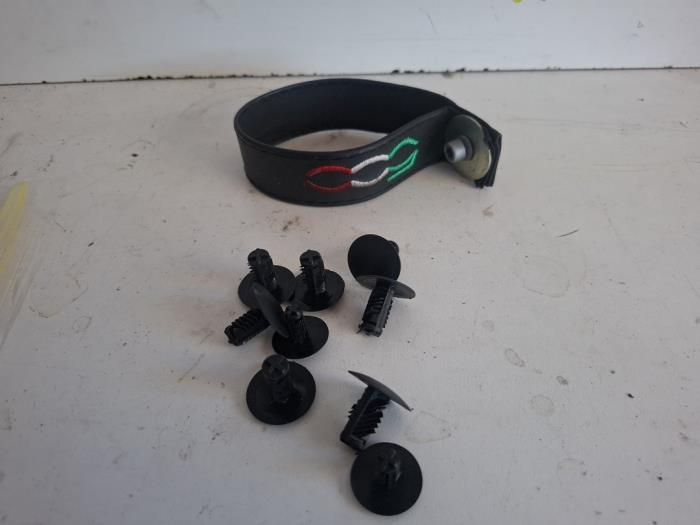 Poignée couvercle coffre d'un Fiat 500, Autos : Pièces & Accessoires, -, 3 mois de garantie, Utilisé, Fiat