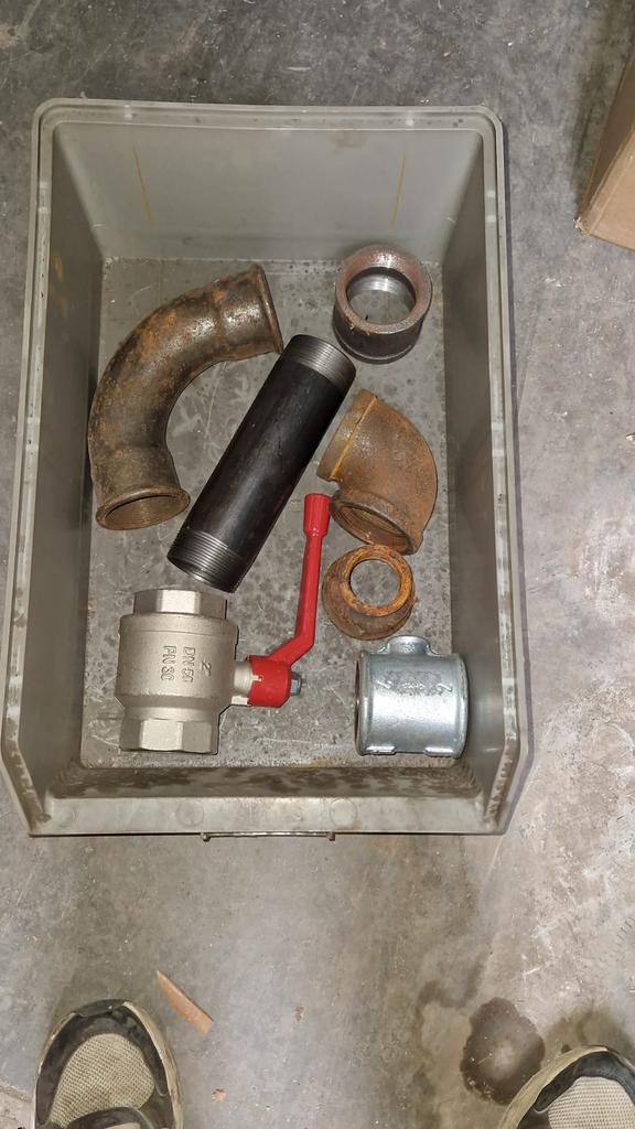 Partij stalen hulpstukken voor CV of gas, Ophalen