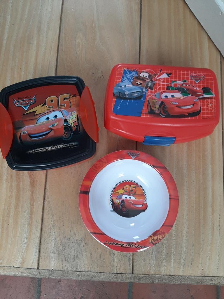 2 Brooddozen en 1 kommetje van cars, Ophalen, Zo goed als nieuw