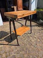 Schitterende antieke statafel. Vintage op wielen