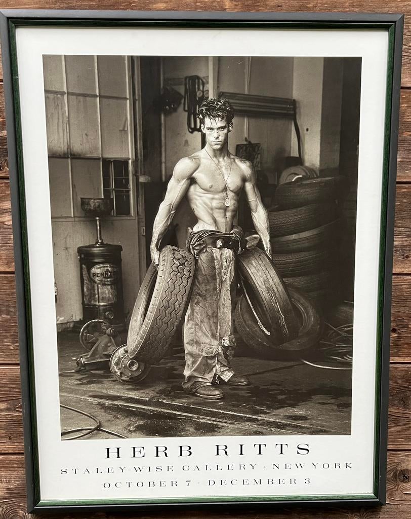 Herb Ritts: Fred with Tyres. Zwart wit print, Verzamelen, 1980 tot heden, Ophalen of Verzenden, Zo goed als nieuw, Prent