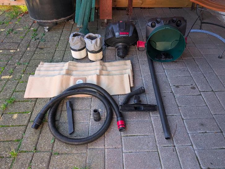 Bosch Aspirateur UniversalVac 15 + 17 sacs/2 filtres, Bricolage & Construction, Matériel de nettoyage, Comme neuf, Aspirateur d'eau