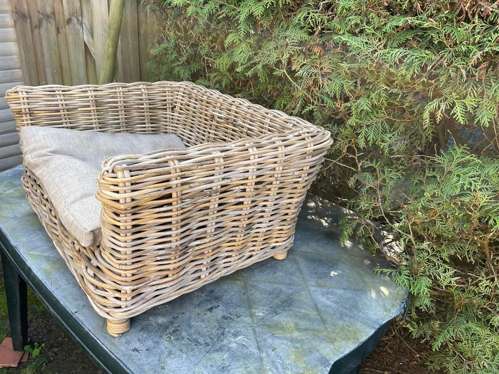 Magnifique panier en osier pour chien et chat avec oreiller, Animaux & Accessoires, Enlèvement, Utilisé