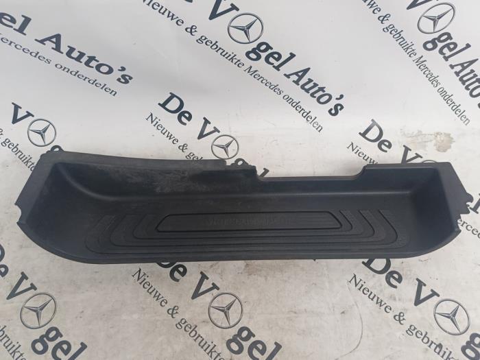 Embarquement avant gauche d'un Mercedes Vito, 3 mois de garantie, Utilisé, -, -