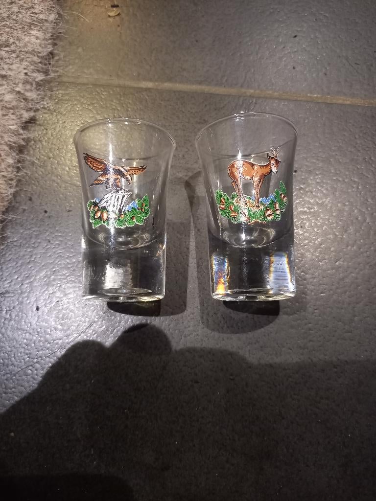 2 verres à liqueur avec une silhouette sauvage, Collections, Verres & Petits Verres, Enlèvement ou Envoi, Comme neuf, Verres et Verres à shot