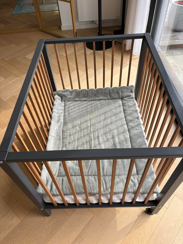 Kinderbox Quax zwartgrijs + matras + legger Anaïs, Kinderen en Baby's, Babyparken, Ophalen, Zo goed als nieuw, Wieltjes