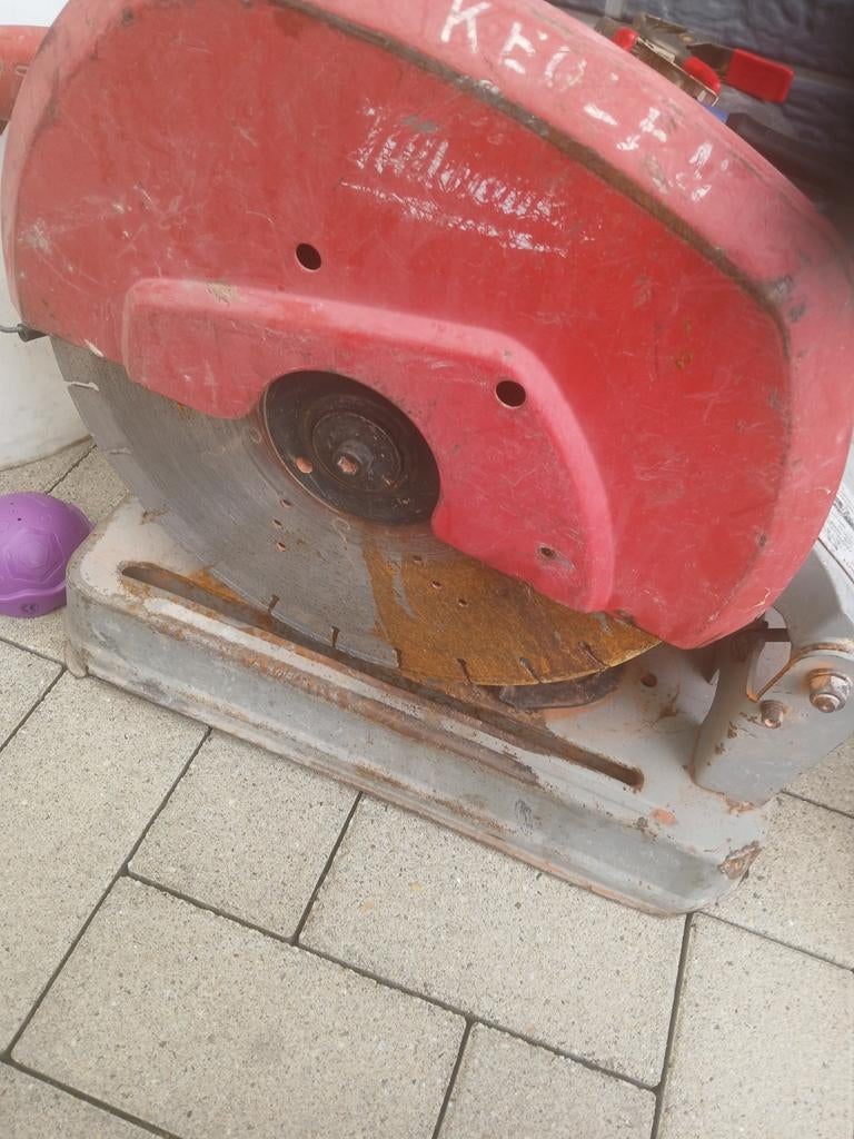 Milwaukee afkortzaag, Ophalen