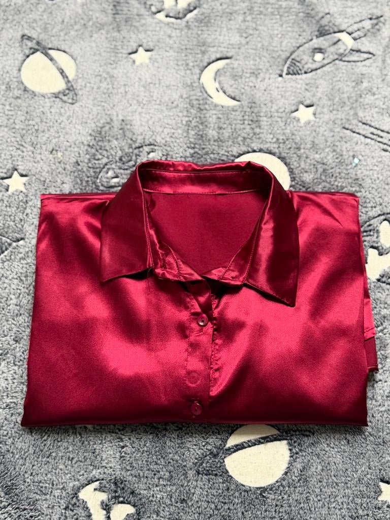 NOUVEAUTÉ — Chemise en satin bordeaux — Élégante, Vêtements | Femmes, Enlèvement ou Envoi, Comme neuf, Taille 42/44 (L)