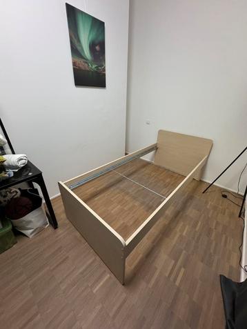Bedframe 90x200 + latten beschikbaar voor biedingen