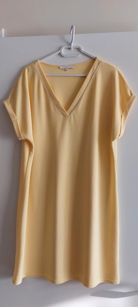 Gele jurk - v-hals afgeboord met zilverkleurig lint -maat 46, Vêtements | Femmes, Robes, Enlèvement ou Envoi