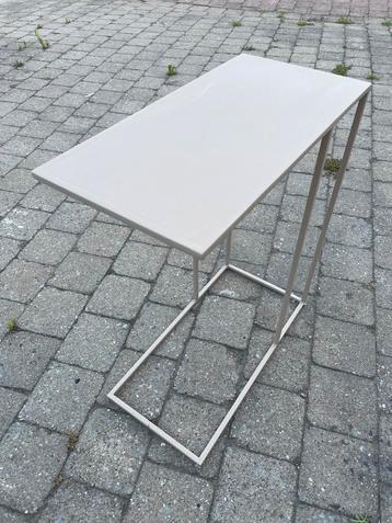 Bijzet tafel / laptop tafel beschikbaar voor biedingen