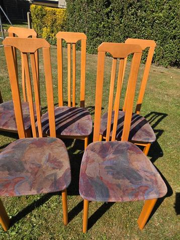 GRATIS  KEUKENSTOELEN NOG GOEDE STAAT beschikbaar voor biedingen