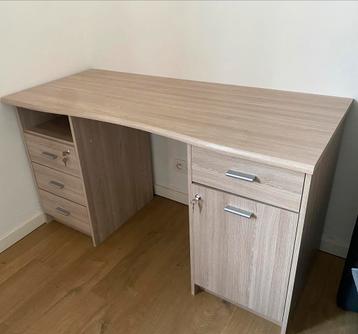 Beige Bureau met meerdere lades waarvan 2 met slot, Huis en Inrichting, Bureaus, Ophalen, Zo goed als nieuw, Bureau