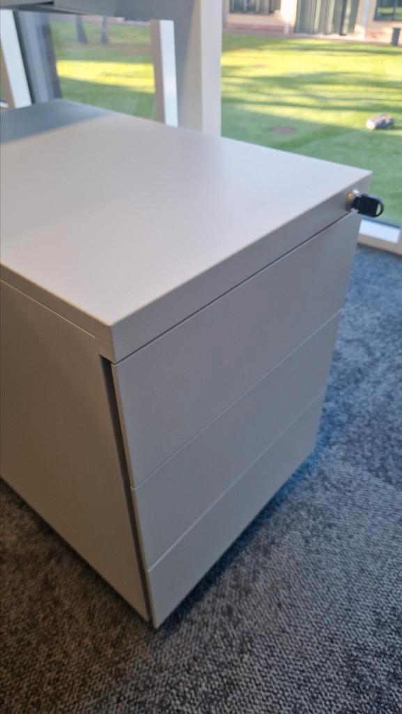 Onderkast bureau metaal., Huis en Inrichting, Bureaus, Zo goed als nieuw, Bureau, Ophalen