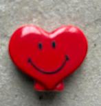 Fève Smiley Word en forme de coeur - rouge - très bon état, Enlèvement, Comme neuf