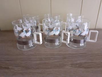 thee glaasjes ,theepot en voorraadbus  beschikbaar voor biedingen