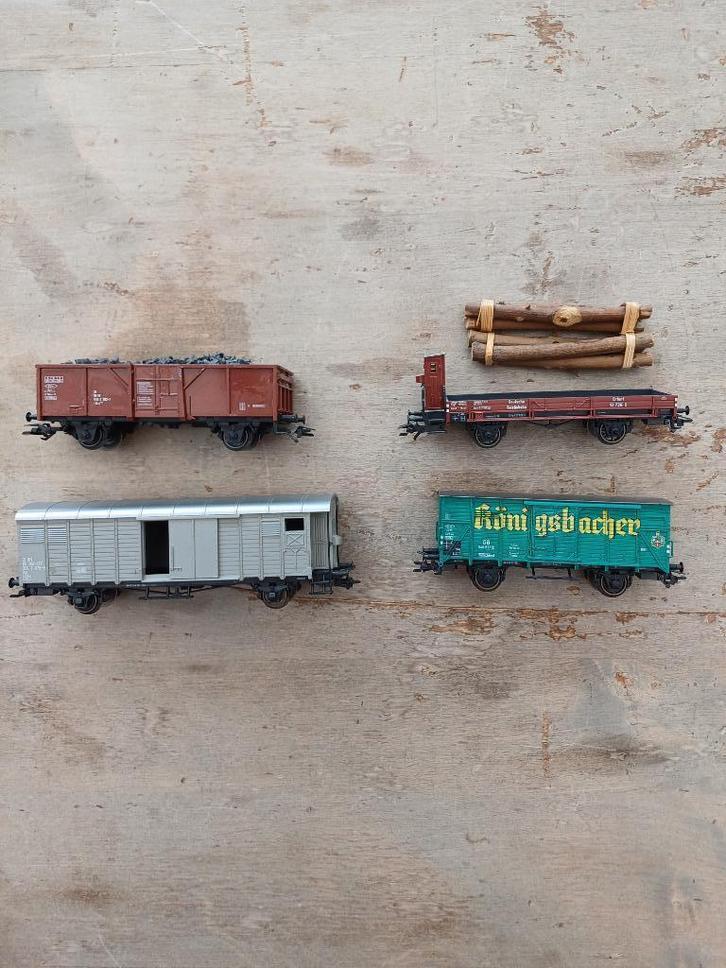 Marklin 4 wagons goederen, Hobby en Vrije tijd, Modeltreinen | H0, Zo goed als nieuw, Wagon, Wisselstroom, Märklin, Ophalen of Verzenden