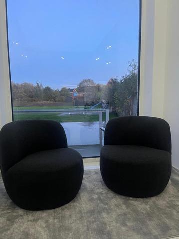 Twee zwarte moderne fauteuils beschikbaar voor biedingen