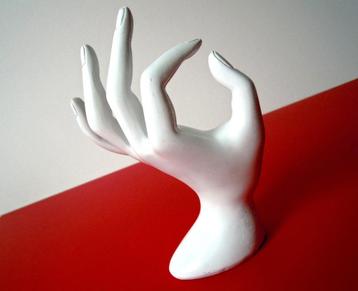 Sierlijke witte hand als retro juwelendrager  beschikbaar voor biedingen