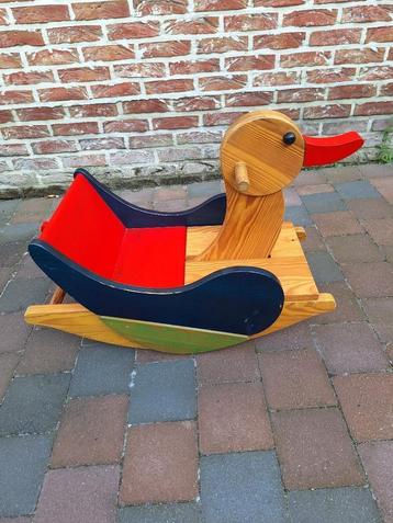 Houten schommeleend beschikbaar voor biedingen