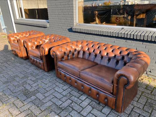 Engelse Chesterfield 2+1+1 zetels bruin GRATIS GELEVERD, Antiquités & Art, Antiquités | Meubles | Chaises & Canapés, Enlèvement ou Envoi