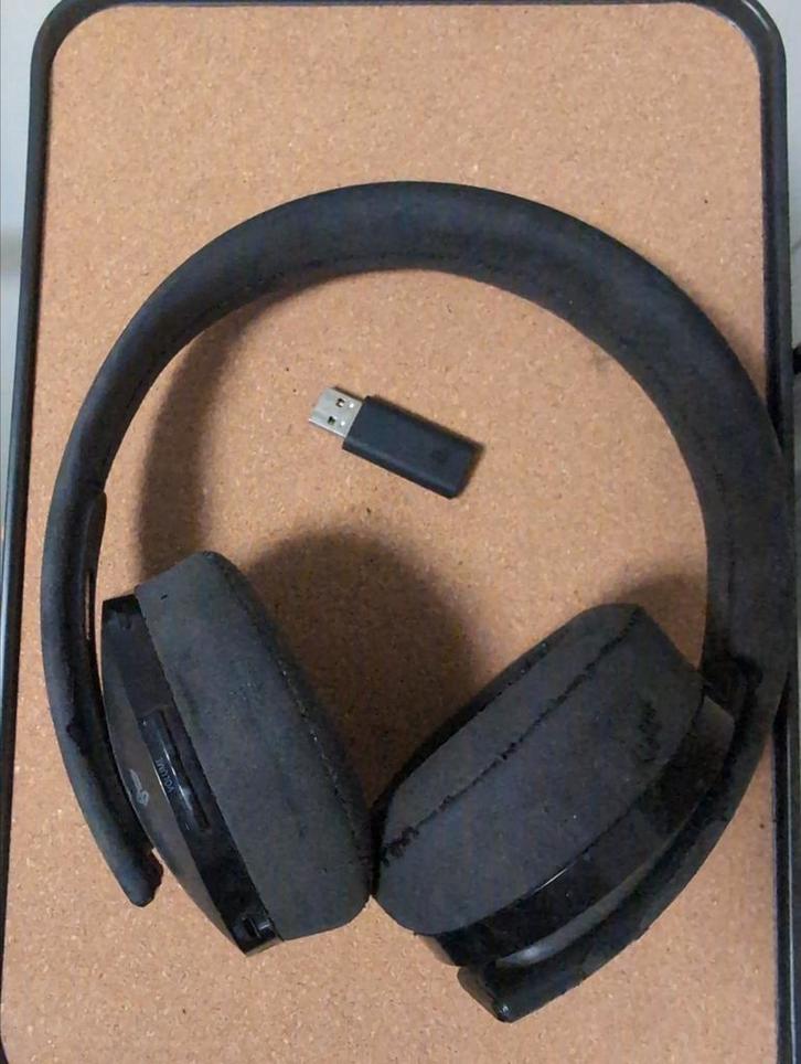 Playstation 4 headset - gold edition - met dongle, Games en Spelcomputers, Spelcomputers | Sony PlayStation 4, Gebruikt, Ophalen
