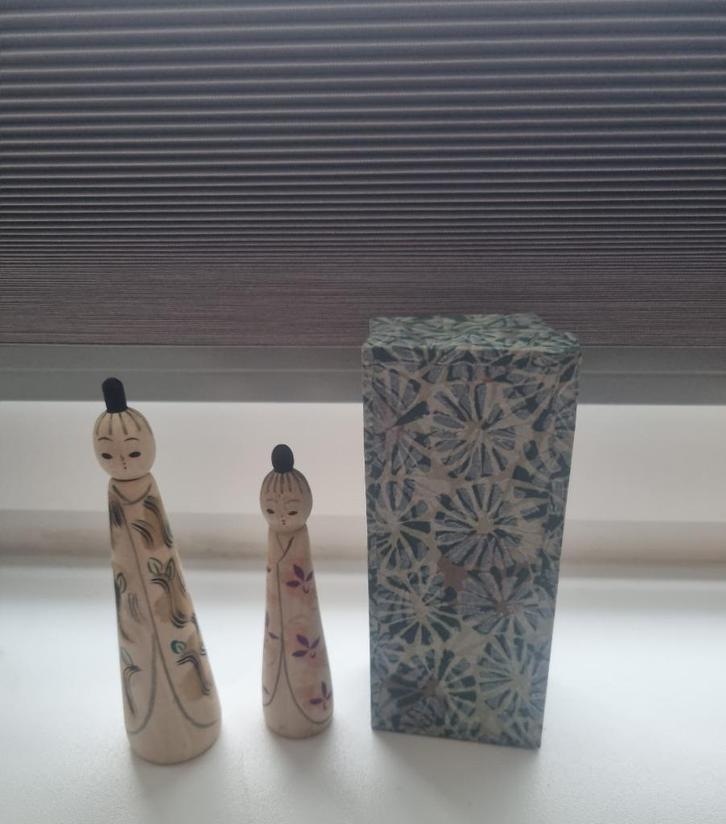 Mooi Kokeshi paar van Hirayama uit Haruno (Japan), Antiek en Kunst, Kunst | Beelden en Houtsnijwerken, Verzenden